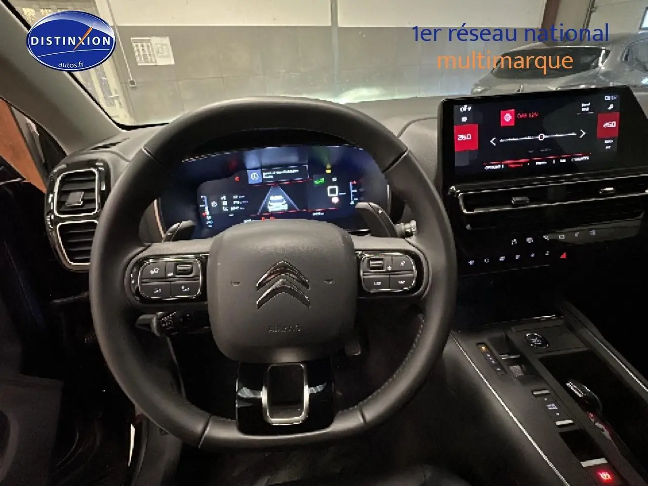 Vue intérieure centrée sur le volant cuir multifonction et l'écran tactile du Citroën C5 Aircross 2025.