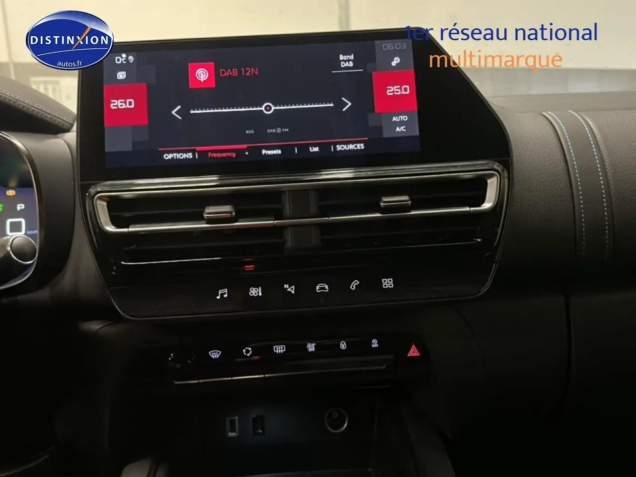 Vue rapprochée de la console centrale noire du Citroën C5 Aircross 2025 avec écran tactile et commandes digitales.
