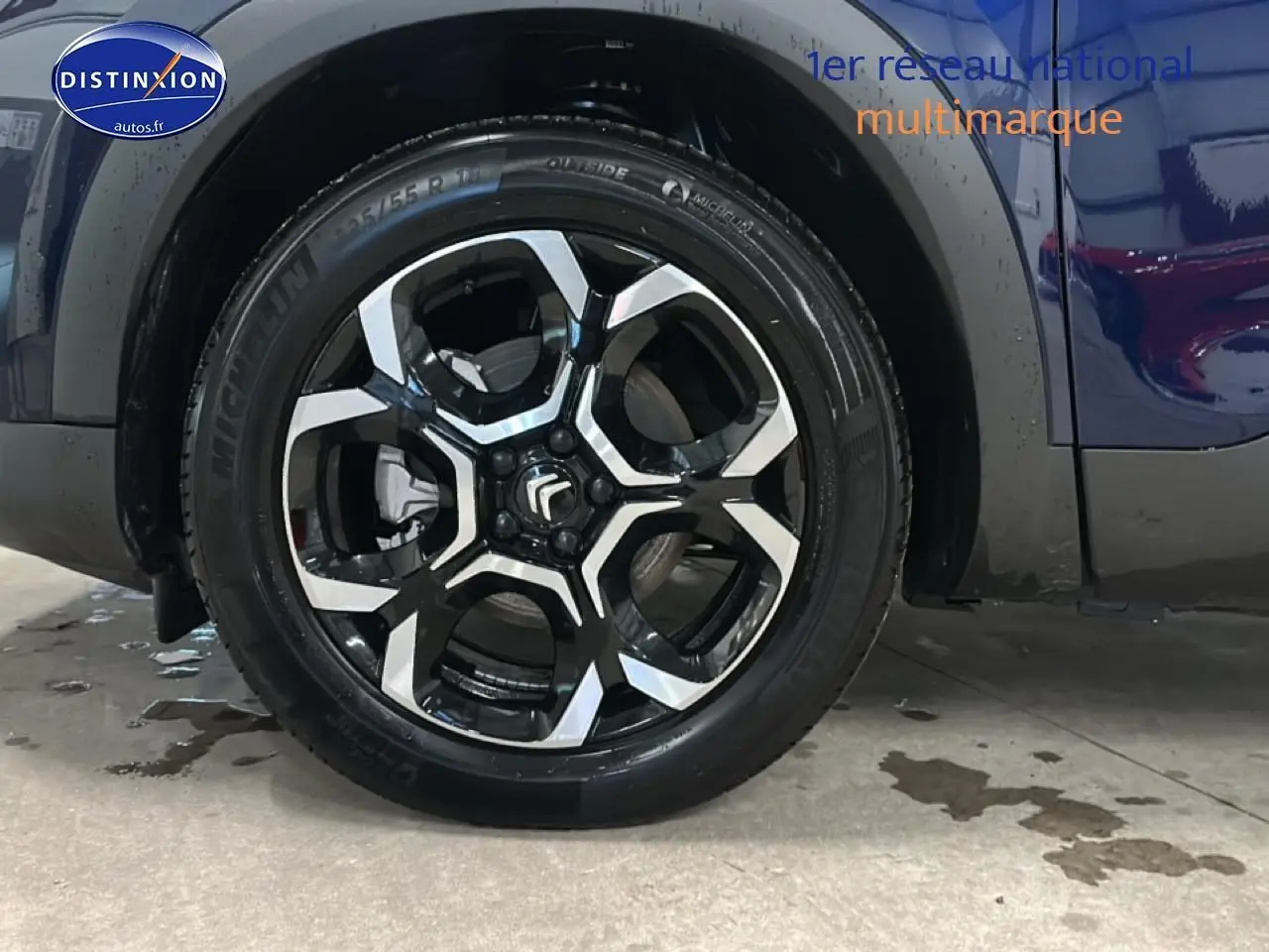 Gros plan sur la roue avant droite du Citroën C5 Aircross bleu eclipse avec jante alu noire et argentée.