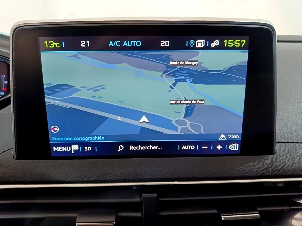 Écran tactile central du tableau de bord du Peugeot 3008 blanc, affichant la navigation en mode 3D.