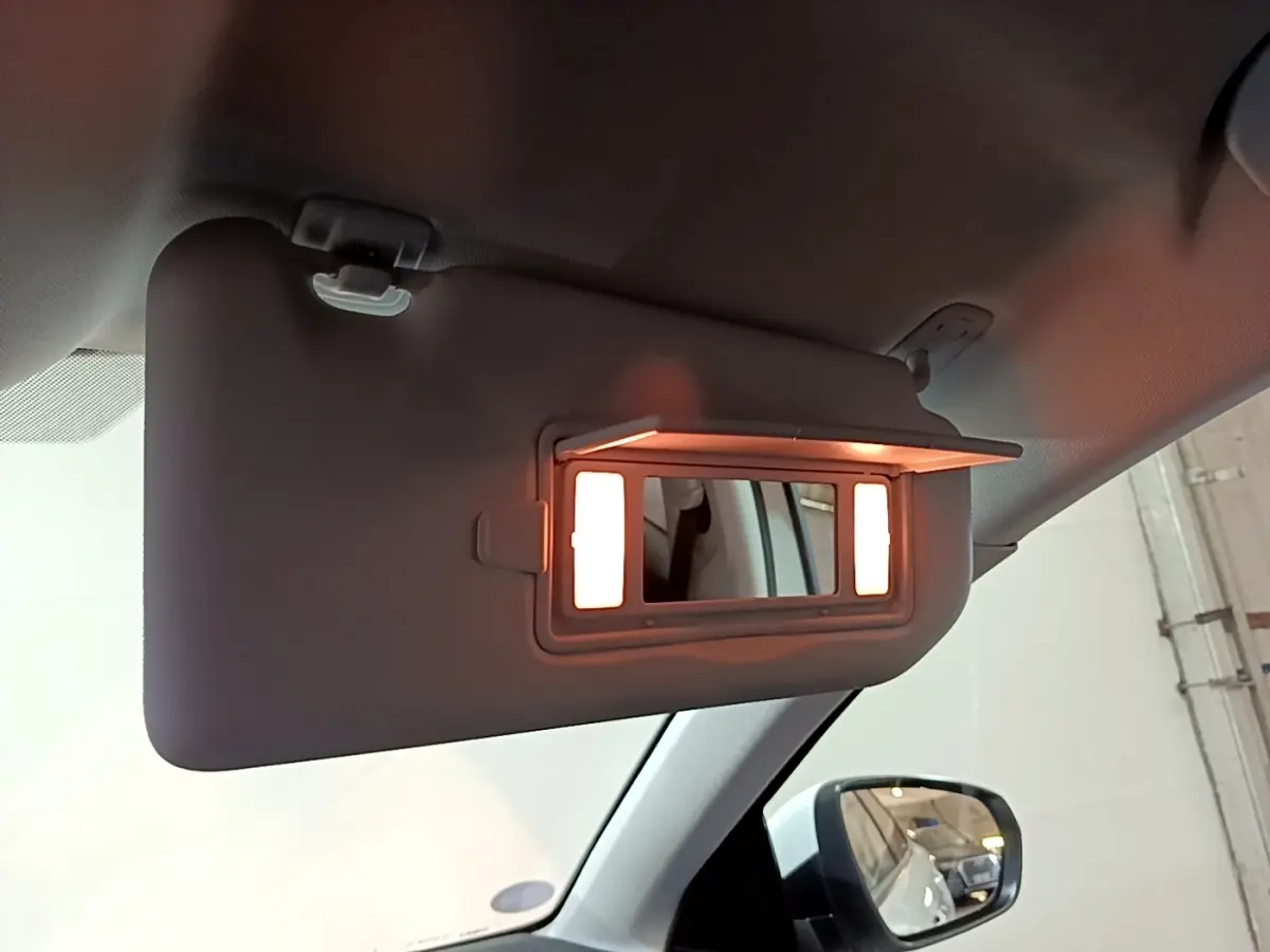 Miroir de courtoisie éclairé sur pare-soleil côté conducteur dans un Peugeot 3008 blanc hybride rechargeable 2020.