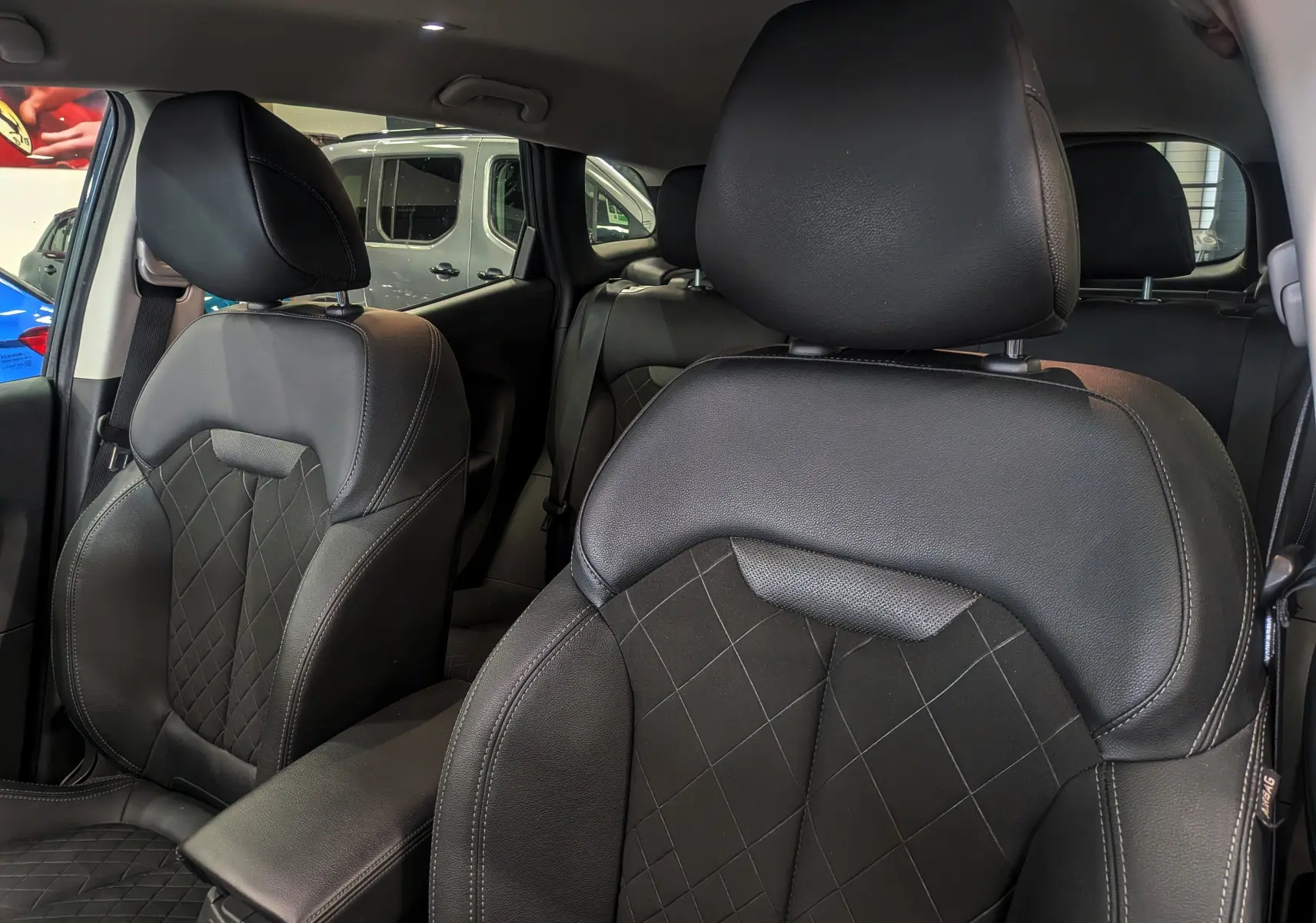 Gros plan sur les sièges avant en cuir noir avec surpiqûres, intérieur du Renault Kadjar TCe 140 Gris Titanium 2019.