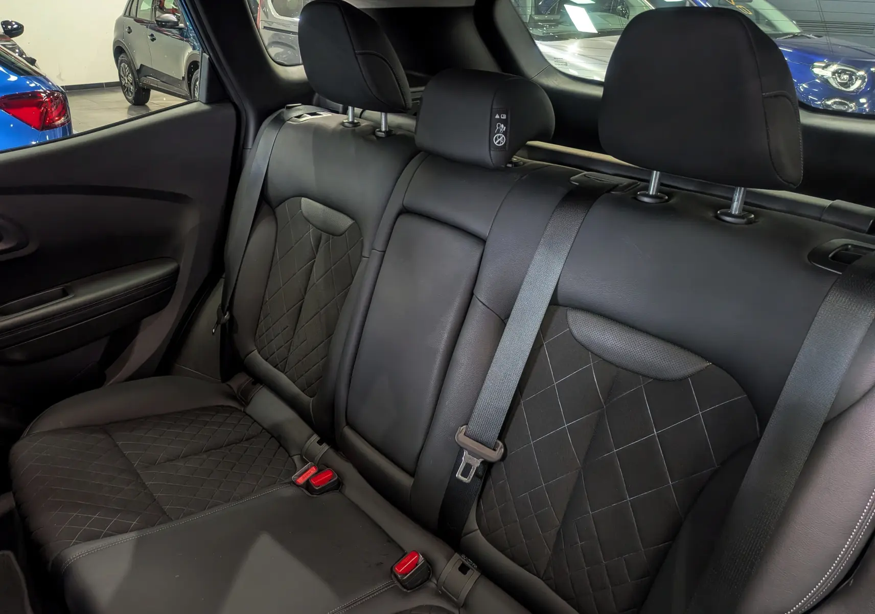 Vue intérieure des sièges arrière en cuir noir avec surpiqûres en losange du Renault Kadjar TCe 140 Intens 2019.
