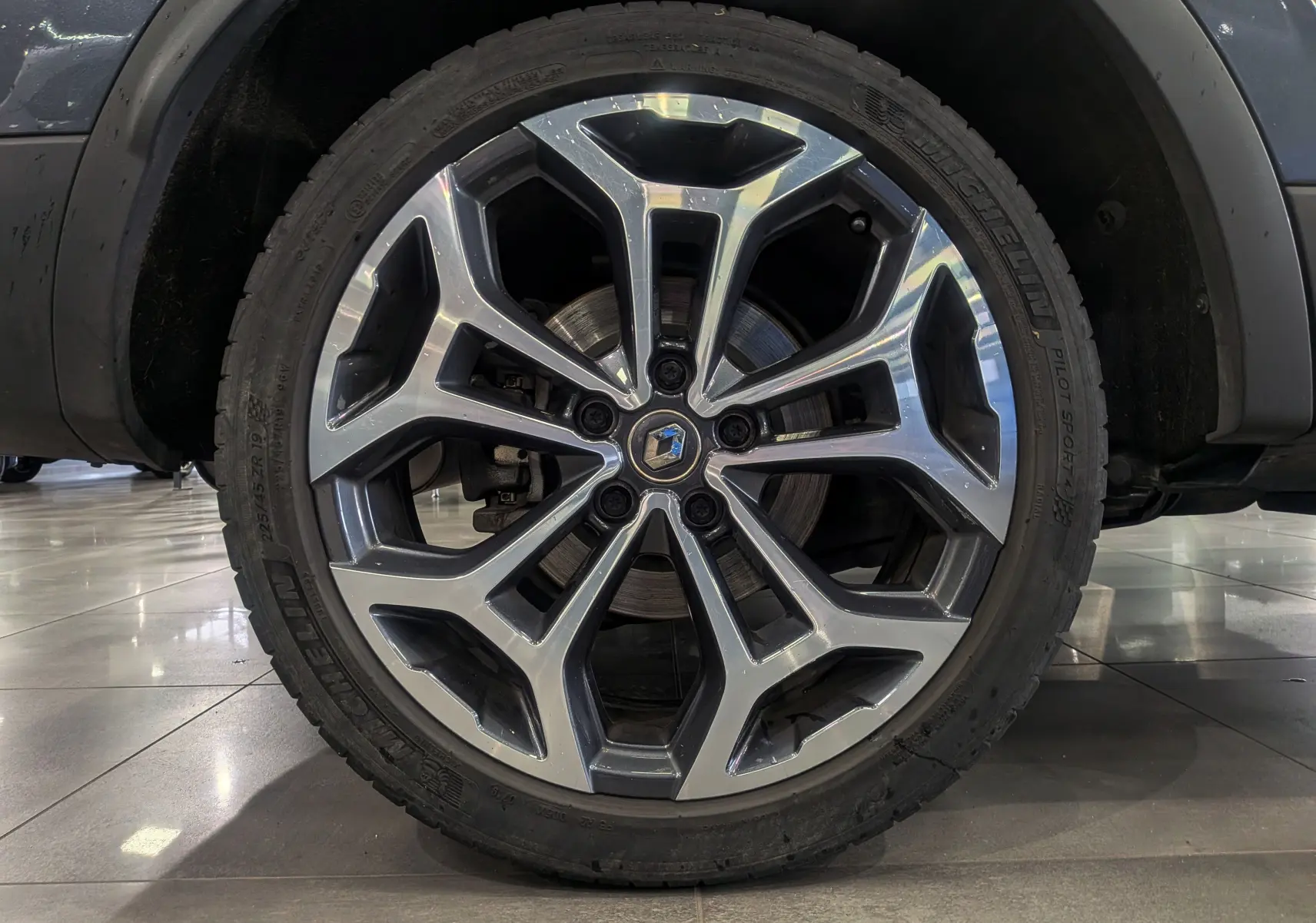 Gros plan sur la jante alliage 19 pouces bi-ton du Renault Kadjar Gris Titanium, avec logo central visible.