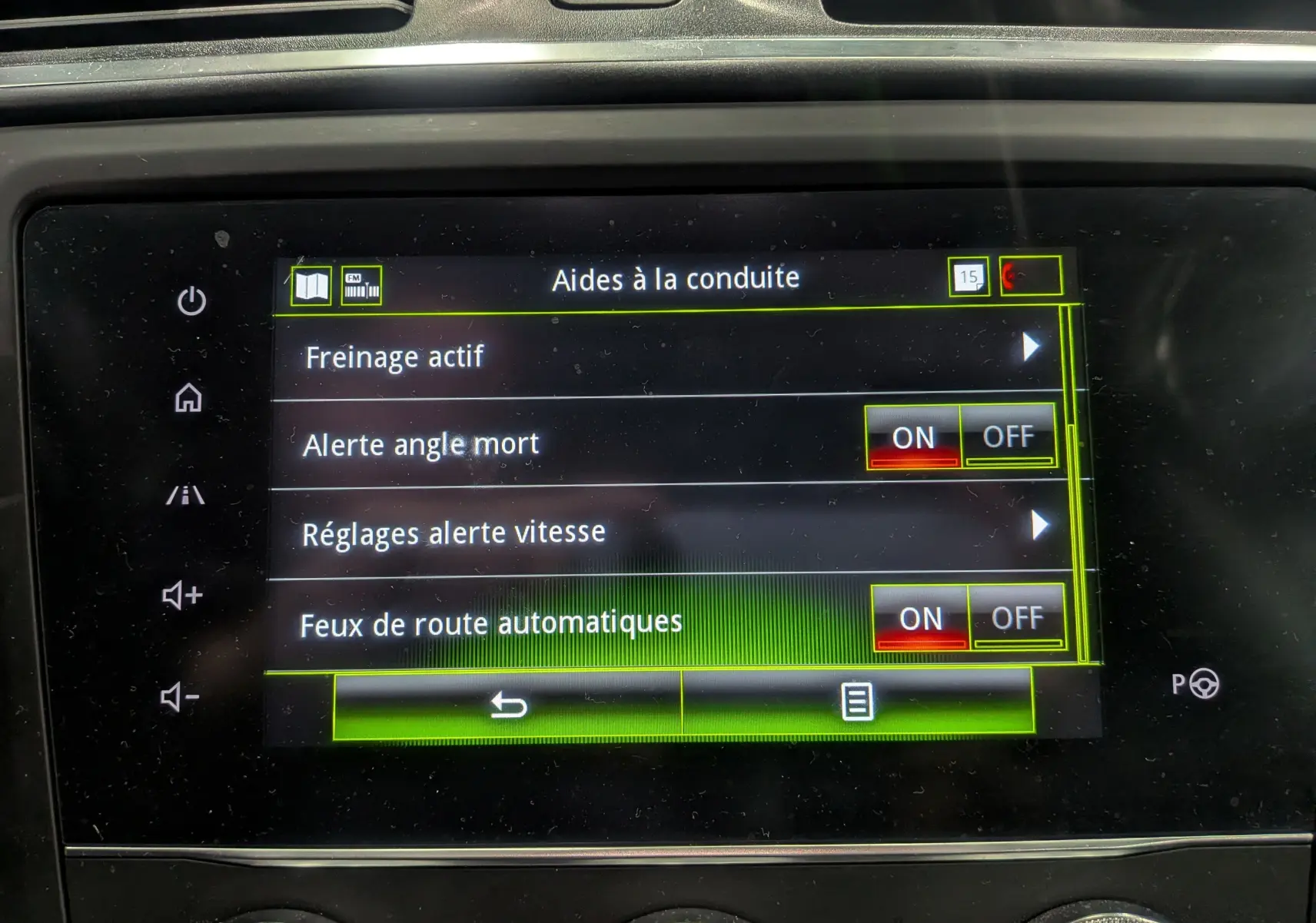 Écran tactile intérieur du Renault Kadjar TCe 140 Intens 2019 affichant les aides à la conduite activées.