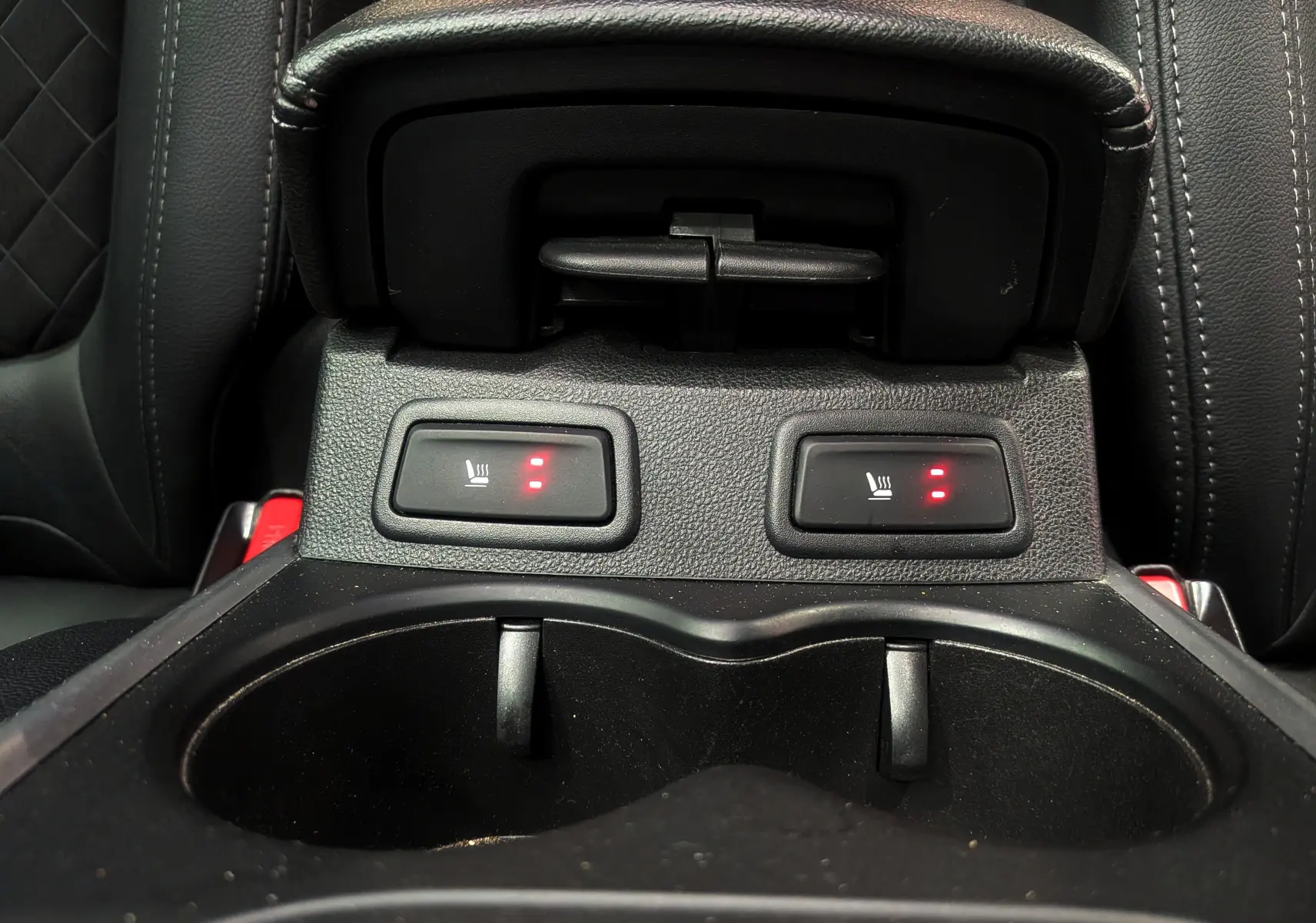 Gros plan sur les commandes des sièges chauffants arrière activés dans le Renault Kadjar TCe 140 Gris Titanium de 2019.