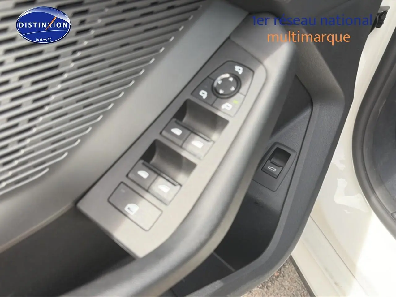 Vue rapprochée de la porte avant gauche blanche d'une BMW Série 1 120da, avec commandes de vitres et rétroviseurs.