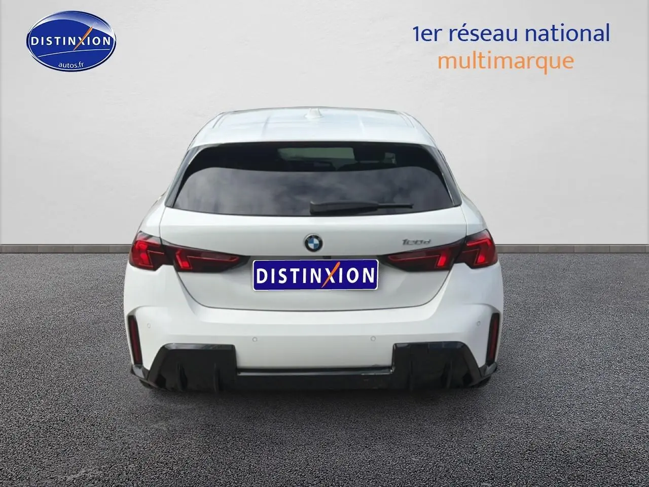 Vue arrière d'une BMW Série 1 blanche pure (f70) 120da M Sport avec diffuseur noir et feux LED distinctifs.