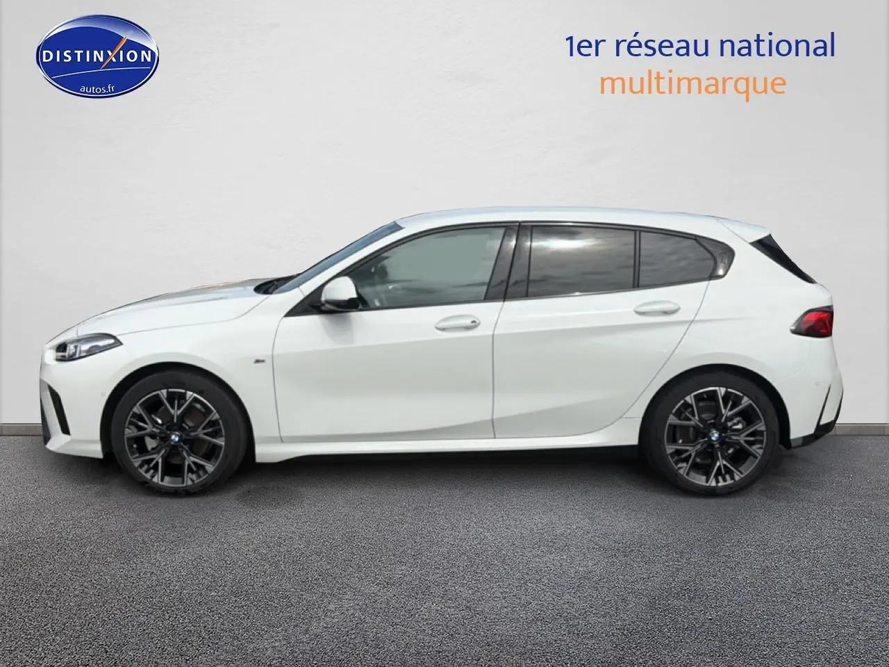 Profil droit d'une BMW Série 1 blanche pure 2025 avec jantes alliage noires et vitres teintées.