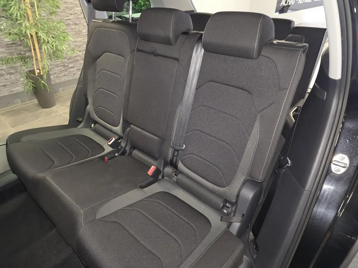 Vue latérale droite de la banquette arrière noire 3 places du Skoda Kodiaq 2023 finition Ambition avec appuie-têtes et ceintures.