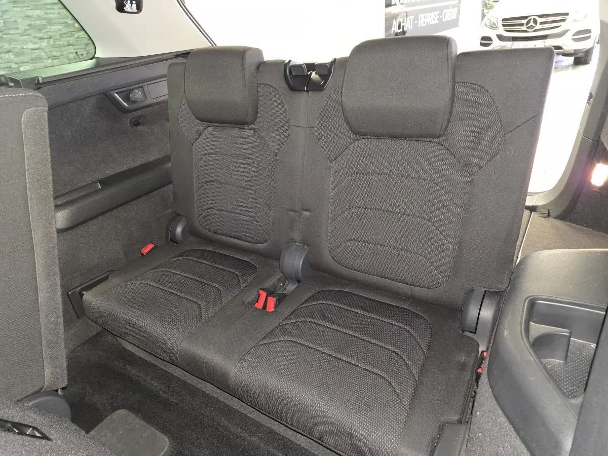Vue rapprochée des deux sièges arrière noirs en tissu du Skoda Kodiaq 2023 version Ambition.