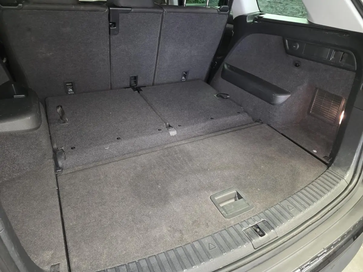 Coffre noir spacieux du Skoda Kodiaq 2023 vu de l'arrière avec banquette arrière rabattue et revêtement tissu.