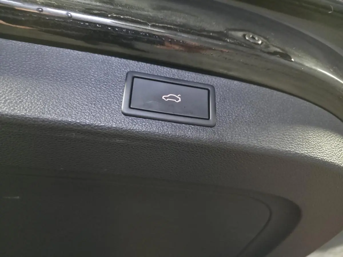 Gros plan sur le bouton d'ouverture électrique du coffre d'un Skoda Kodiaq noir, version 2023 Ambition.