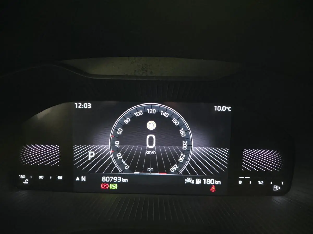 Affichage numérique du tableau de bord SKODA KODIAQ 2023 avec vitesse à 0 km/h et température extérieure à 10°C.