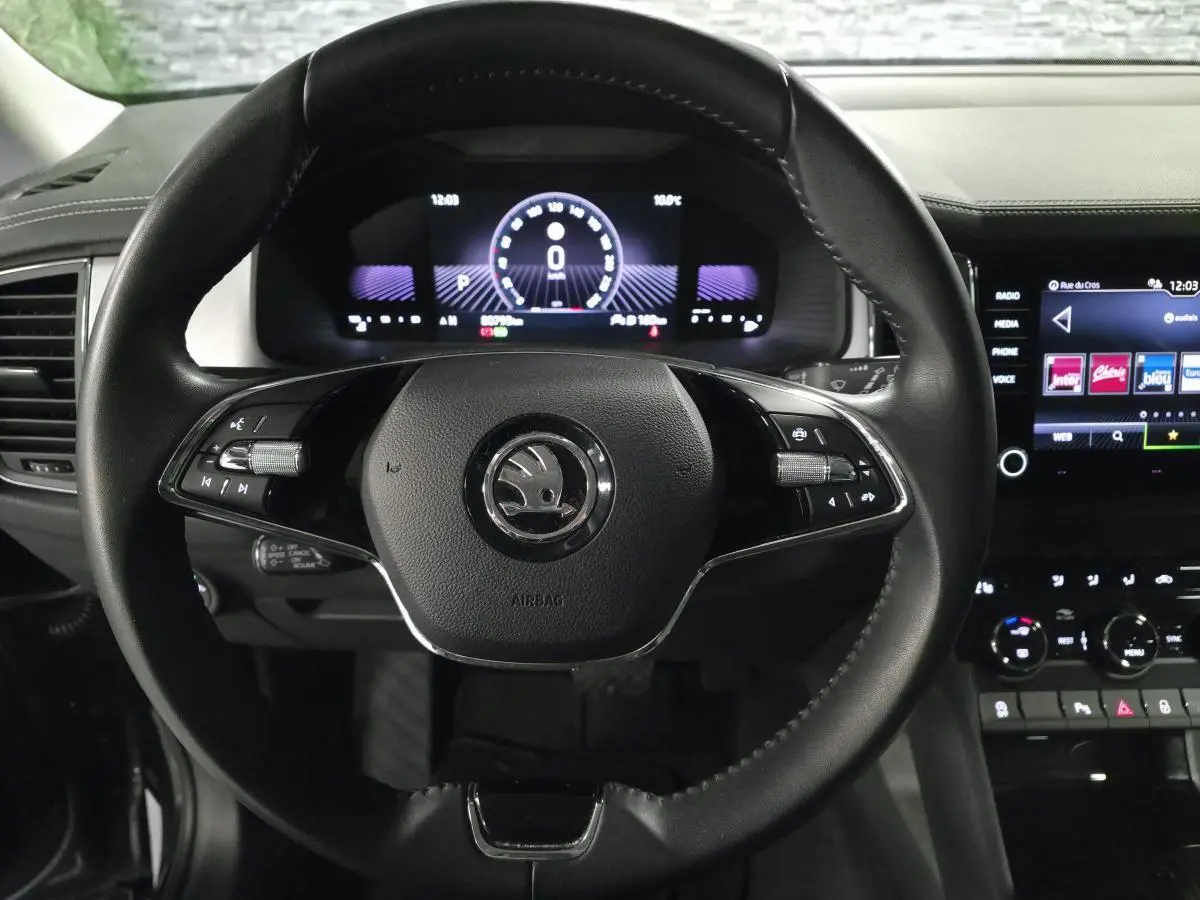 Vue rapprochée du volant noir multifonctions et du tableau de bord digital du Skoda Kodiaq 2023 Ambition.