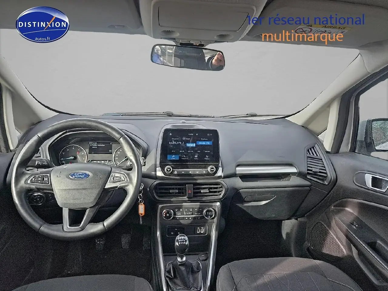 Vue intérieure avant du Ford EcoSport gris 2019, montrant le volant cuir multifonction et l’écran tactile central.