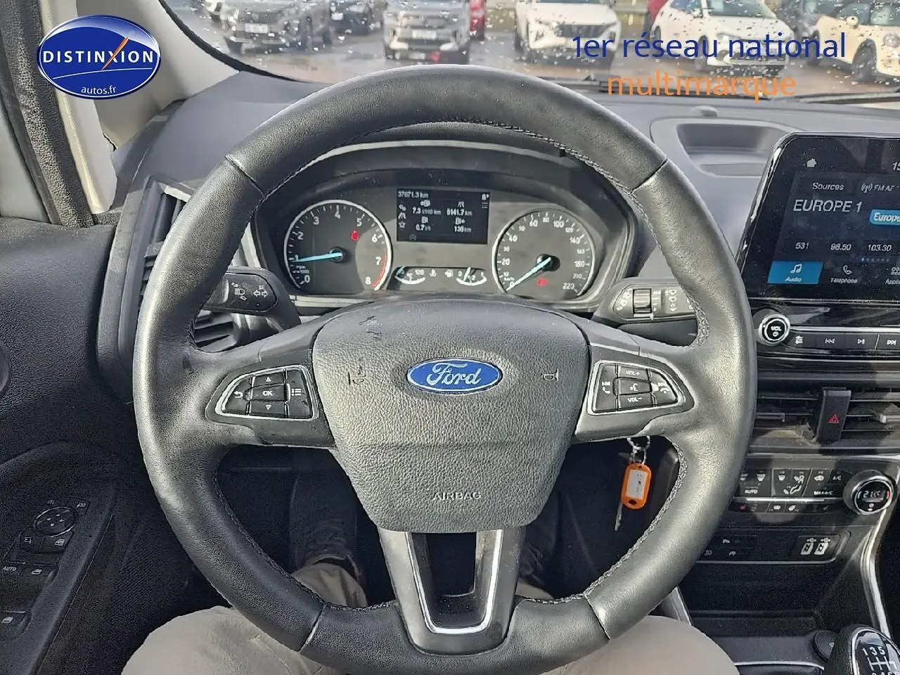 Vue intérieure centrée sur le volant cuir noir Ford Ecosport 2019 avec tableau de bord et écran tactile visible.