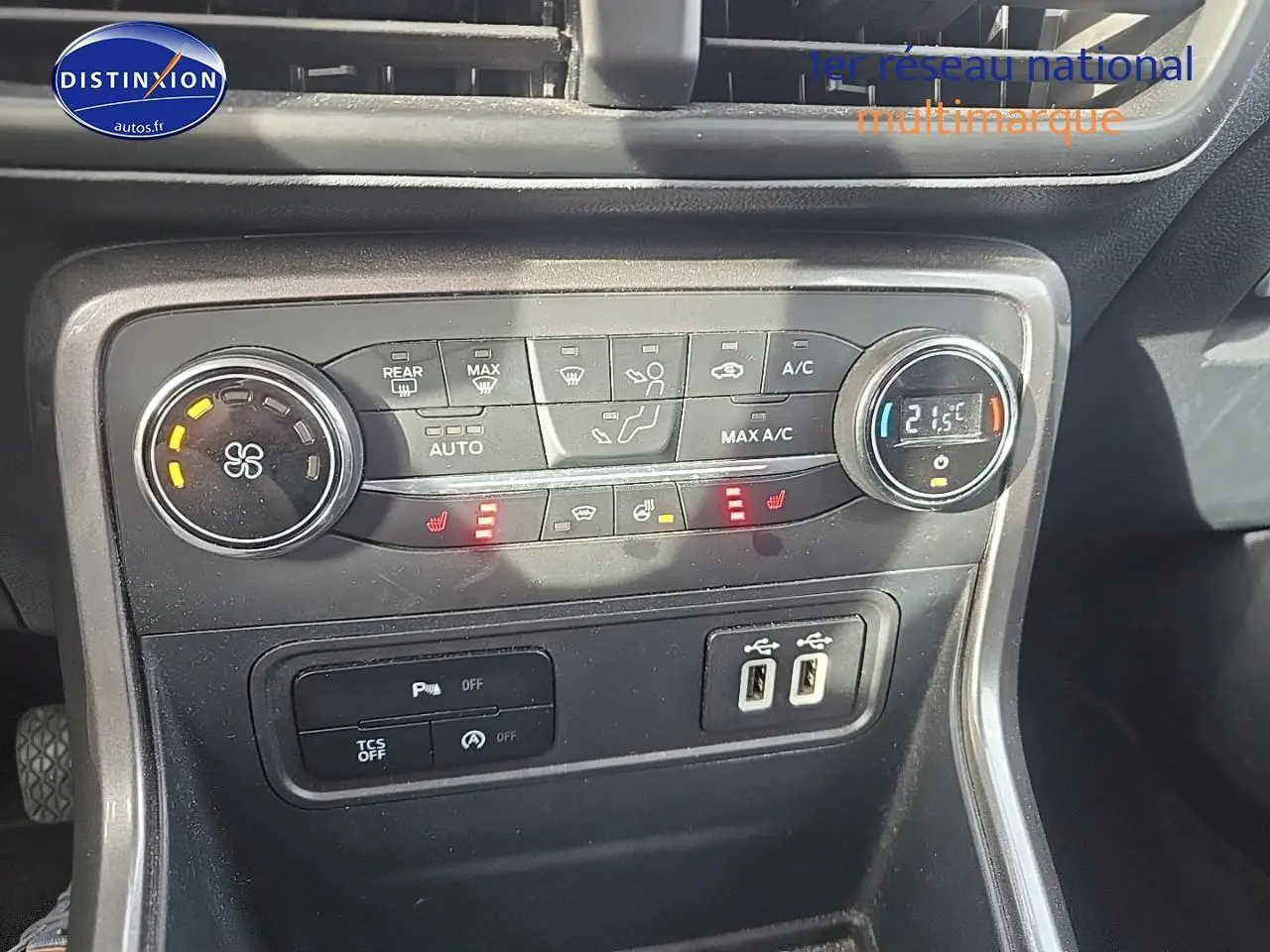 Vue rapprochée de la console centrale du Ford Ecosport 2019 gris, montrant les commandes de climatisation et ports USB.