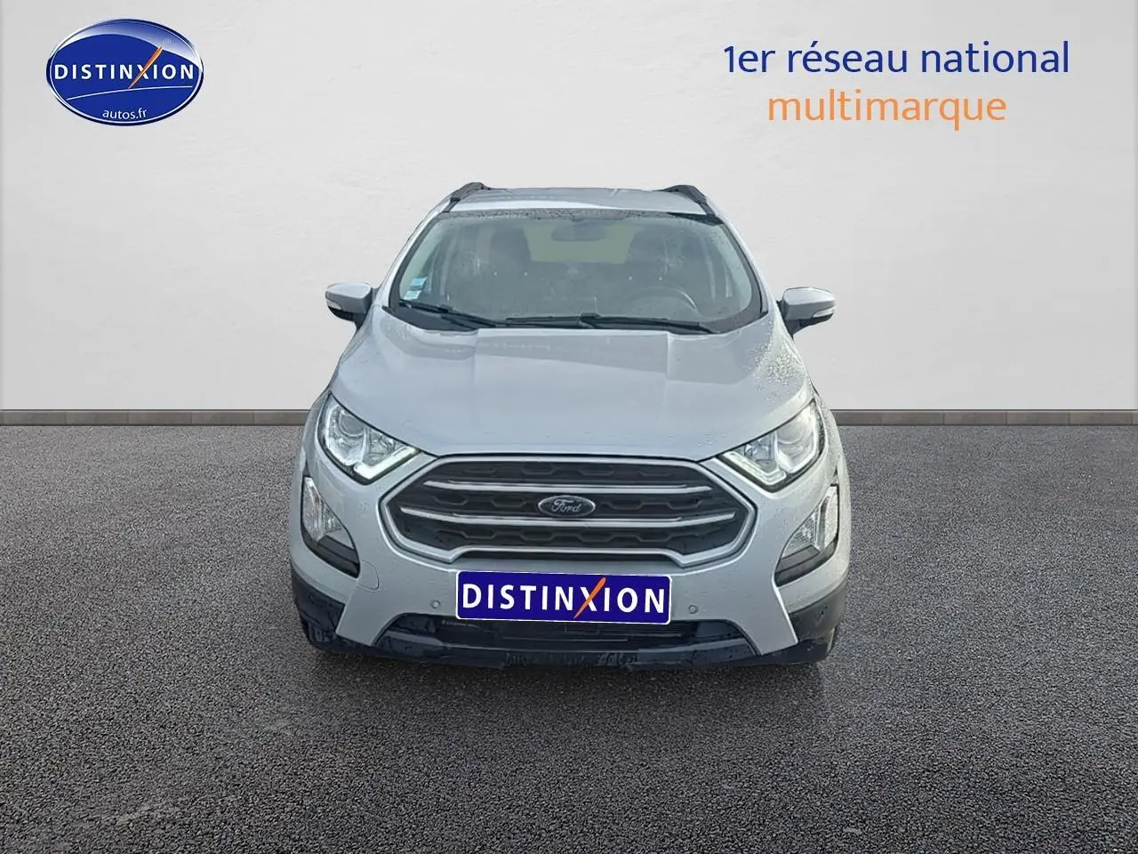 Vue frontale d'un Ford Ecosport gris 2019 avec calandre hexagonale et phares LED allumés.
