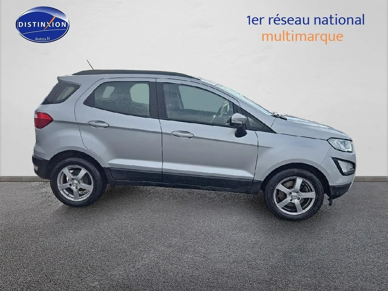 Ford EcoSport gris vue de profil côté gauche sur fond neutre avec jantes alliage cinq branches.