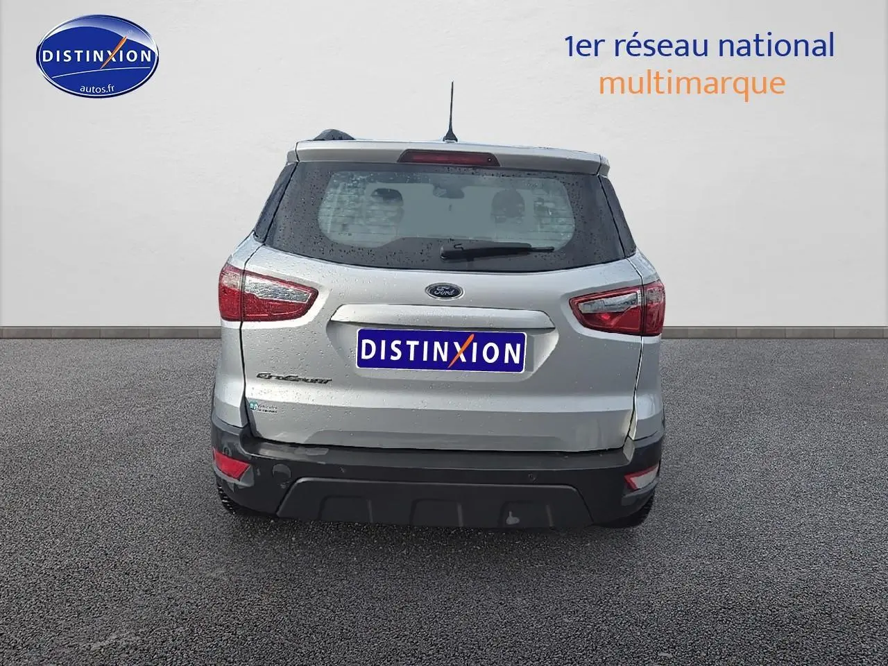Vue arrière d’un Ford EcoSport gris 2019 avec barres de toit et feux arrière rouges visibles.
