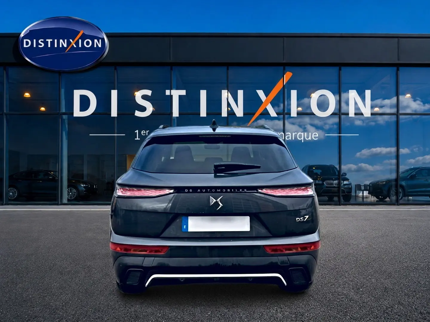 Vue arrière du DS7 gris titane 2026, soulignant ses feux LED fins et son logo DS centré sur le hayon.