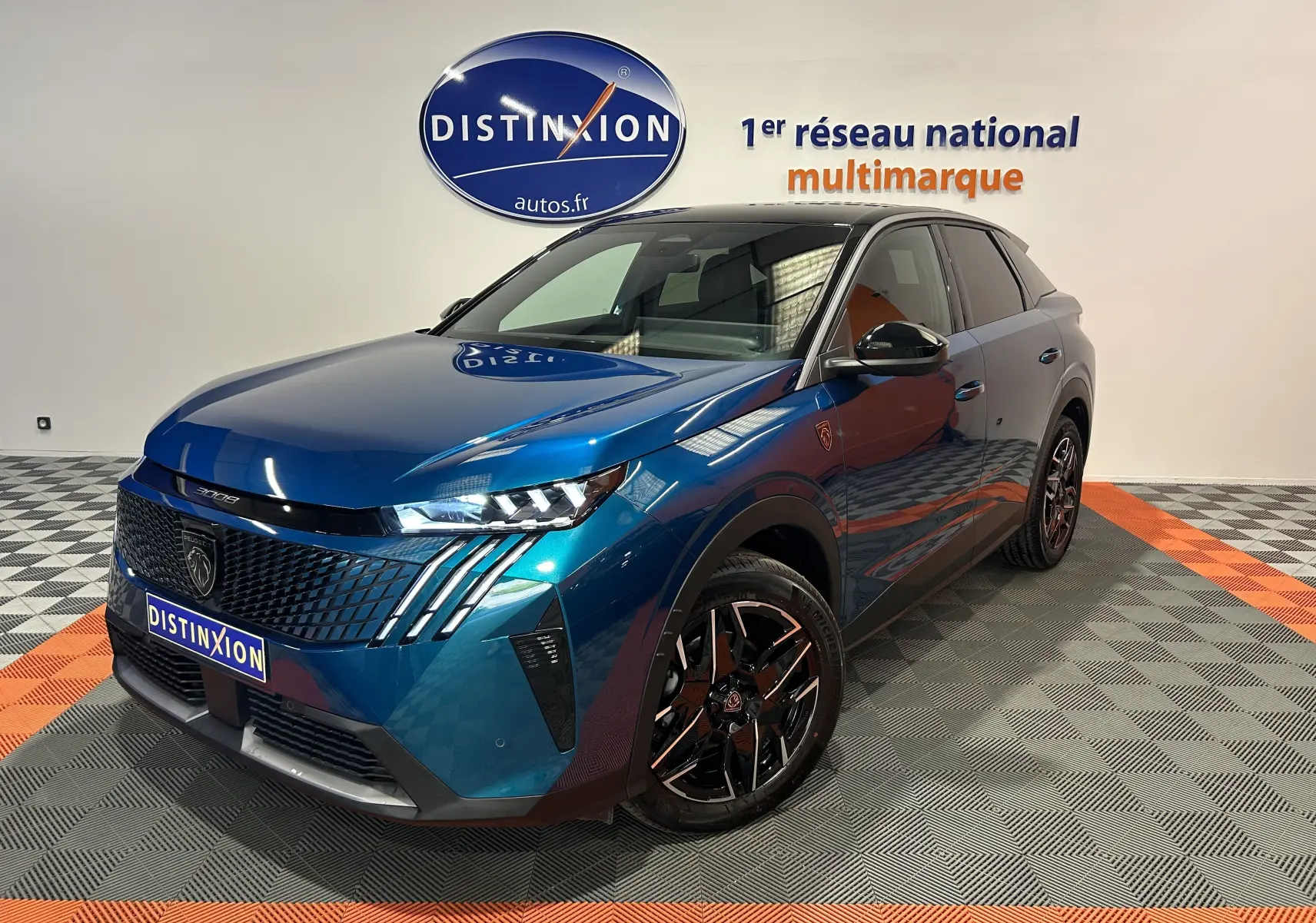Peugeot 3008 III Hybrid bleu obsession en 3/4 avant droit, avec jantes noires et calandre distinctive.