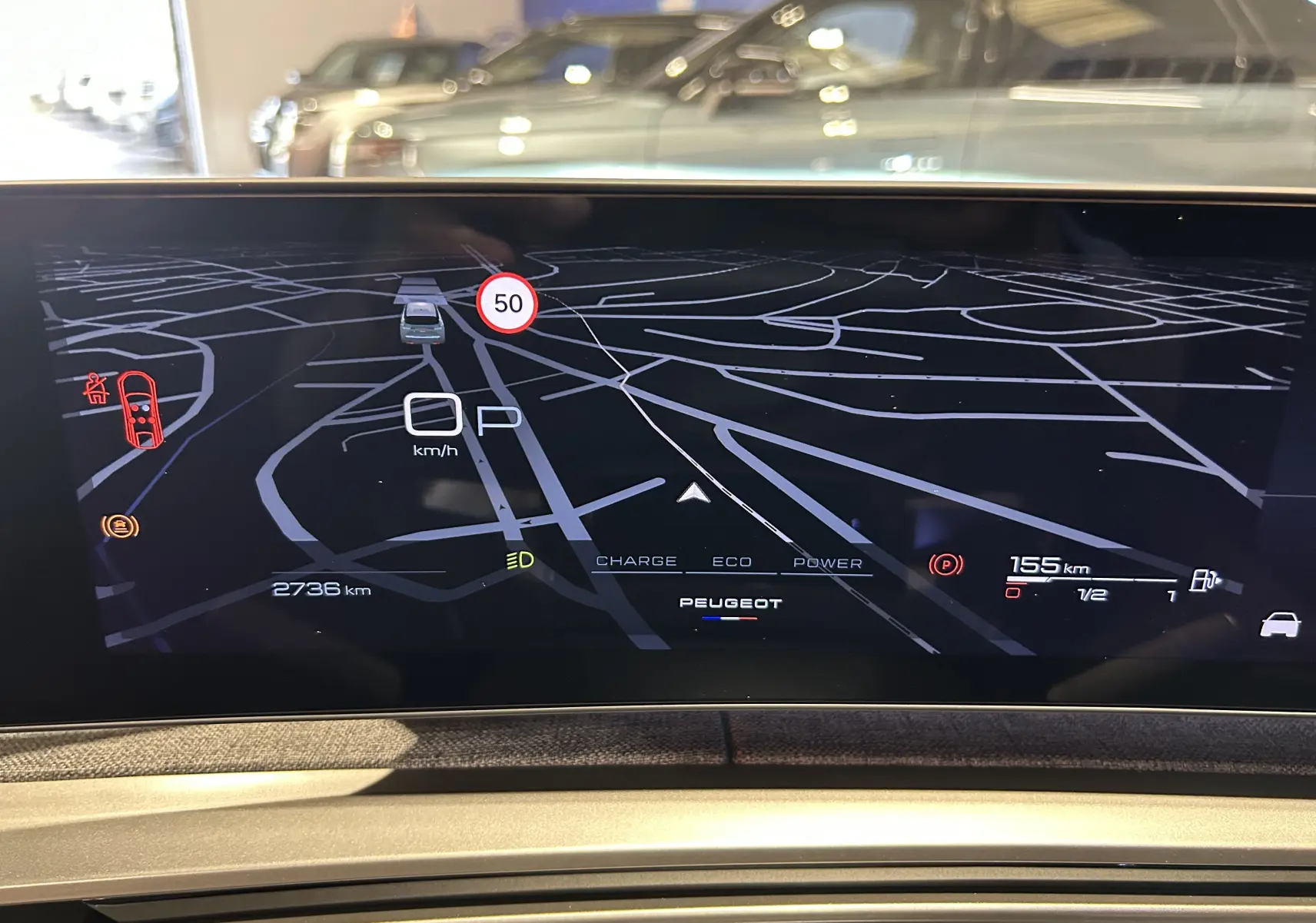 Affichage numérique du tableau de bord du Peugeot 3008 III Hybrid 145, montrant la navigation et les indicateurs de conduite.