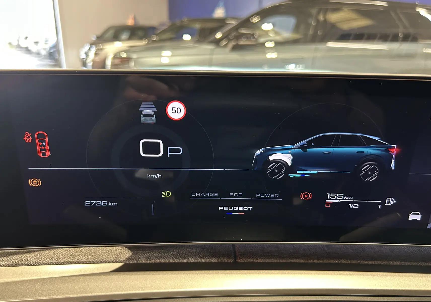Affichage numérique intérieur du Peugeot 3008 III Hybrid 145 en vue latérale droite bleu obsession, avec indicateurs de charge et vitesse.