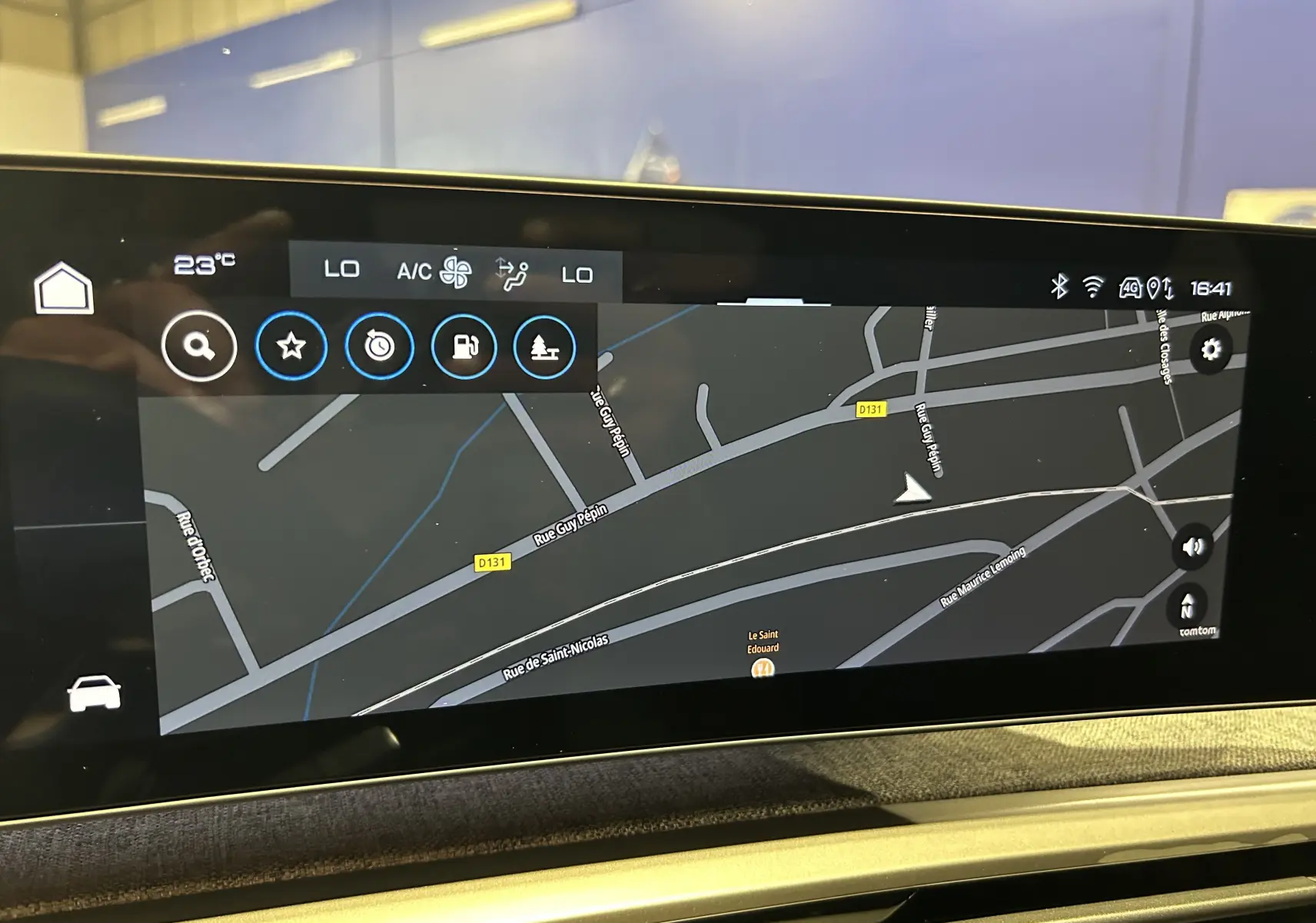 Écran tactile intérieur du Peugeot 3008 III Hybrid 145 montrant la navigation GPS avec carte détaillée.