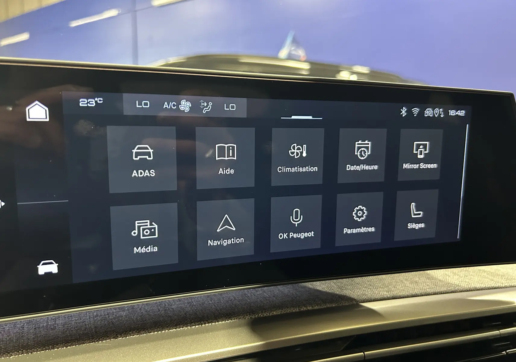 Écran tactile central du Peugeot 3008 III Hybrid 145 affichant les menus climatisation, navigation et aides à la conduite.