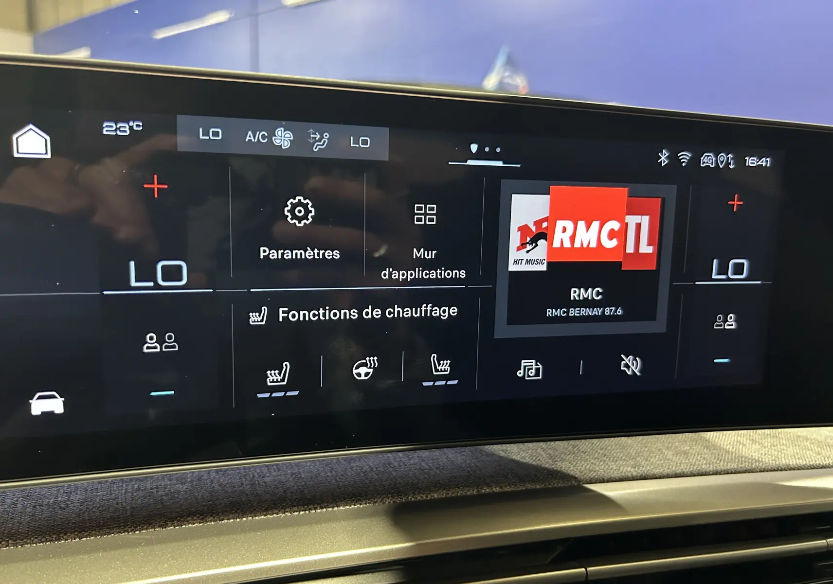 Écran tactile central du Peugeot 3008 III Hybrid 145, affichant les réglages de chauffage et la radio RMC.