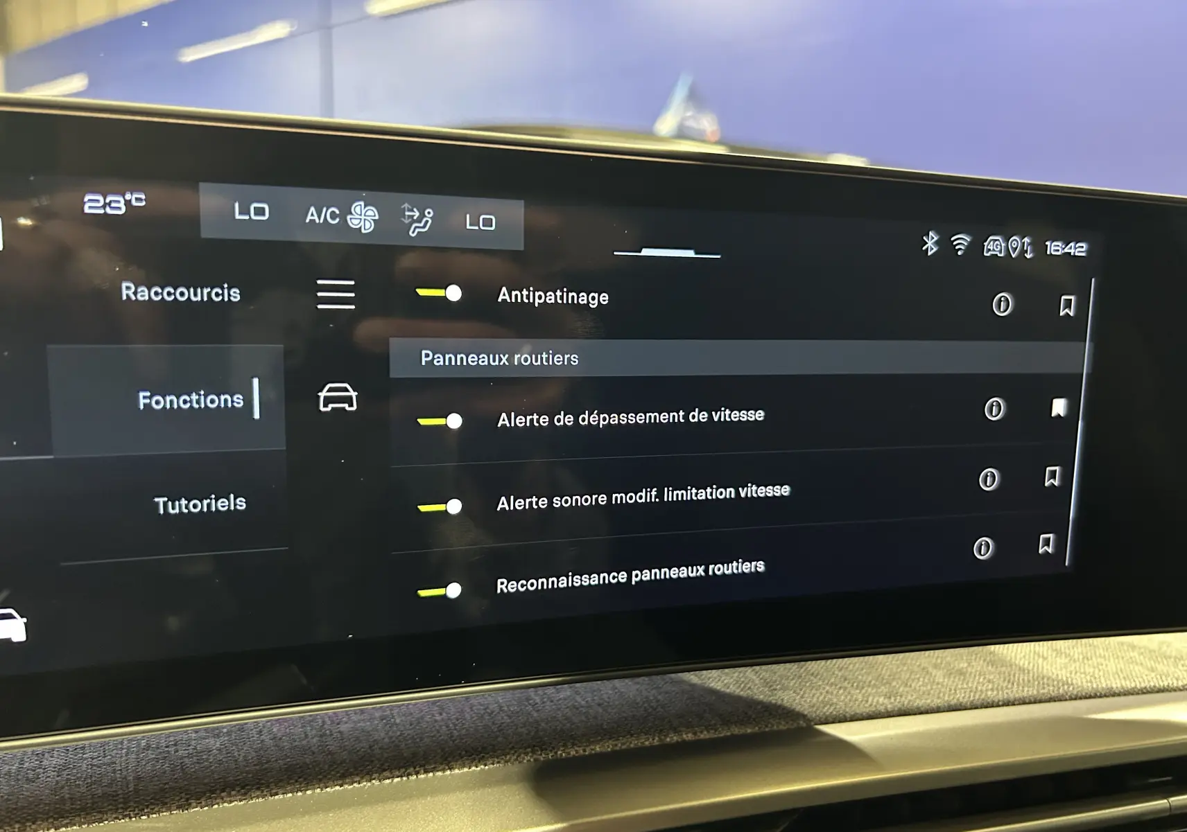 Écran tactile intérieur du Peugeot 3008 III Hybrid 145 affichant les réglages d’alerte et reconnaissance des panneaux routiers.
