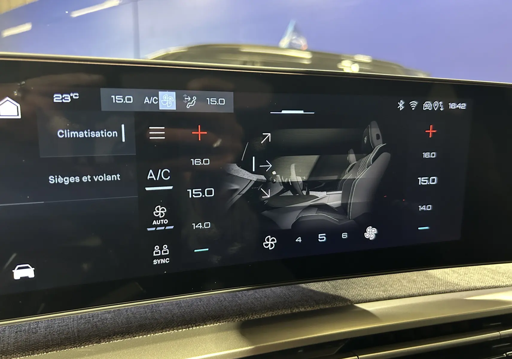 Écran tactile intérieur du Peugeot 3008 III Hybrid 2025 montrant les réglages de climatisation et sièges chauffants.