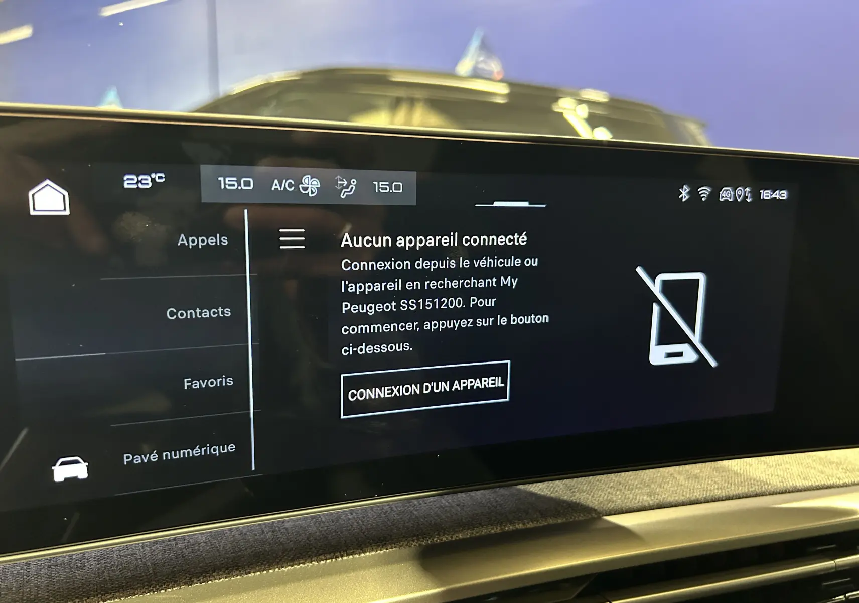 Écran tactile central du Peugeot 3008 III Hybrid 145 GT affichant la connexion Bluetooth inactive, intérieur noir.
