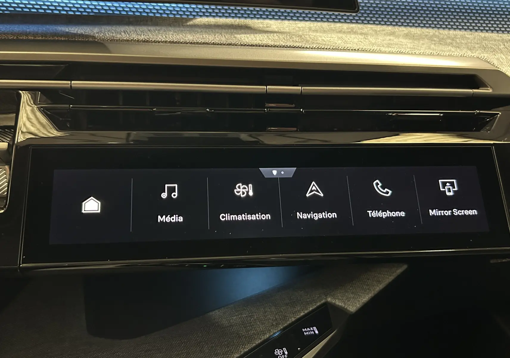 Écran tactile central du tableau de bord du Peugeot 3008 III Hybrid 145 GT, interface multimédia et climatisation.