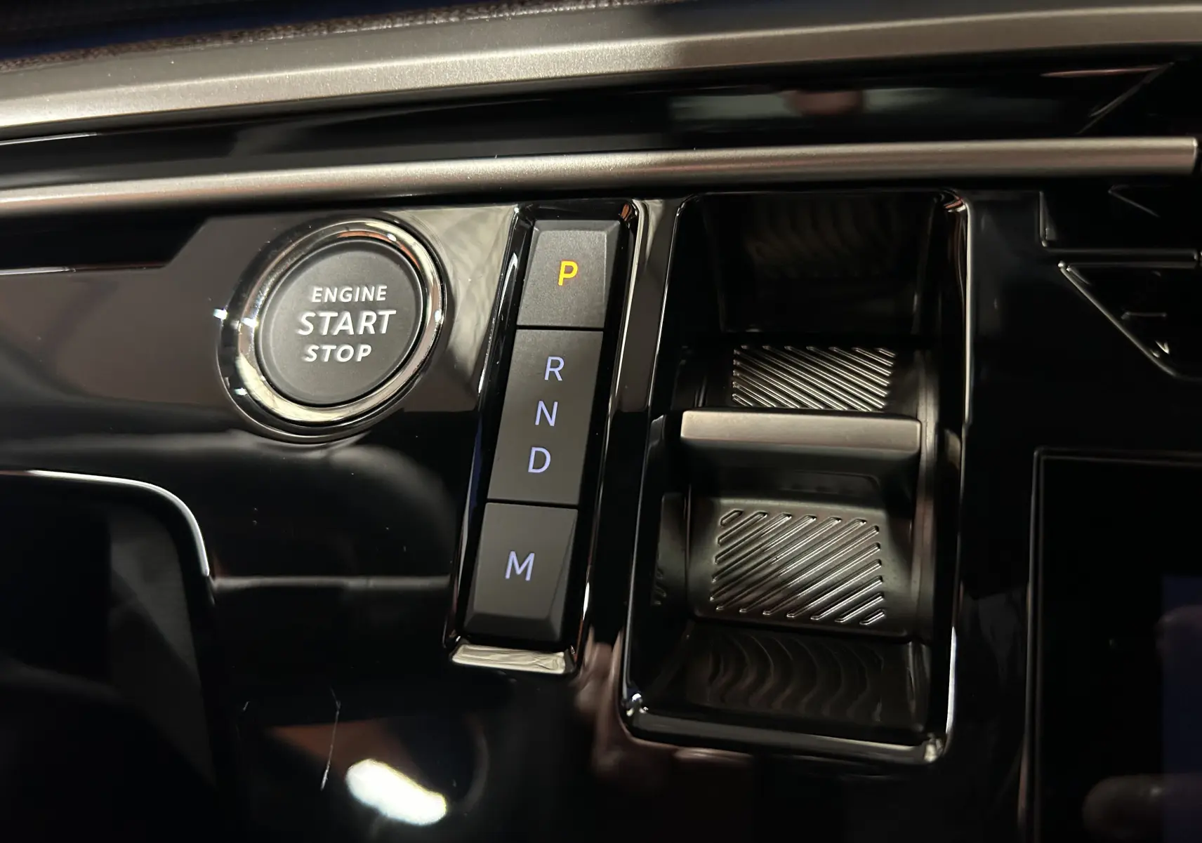 Gros plan intérieur sur le bouton start/stop et la commande de boîte automatique du Peugeot 3008 III Hybrid 2025.