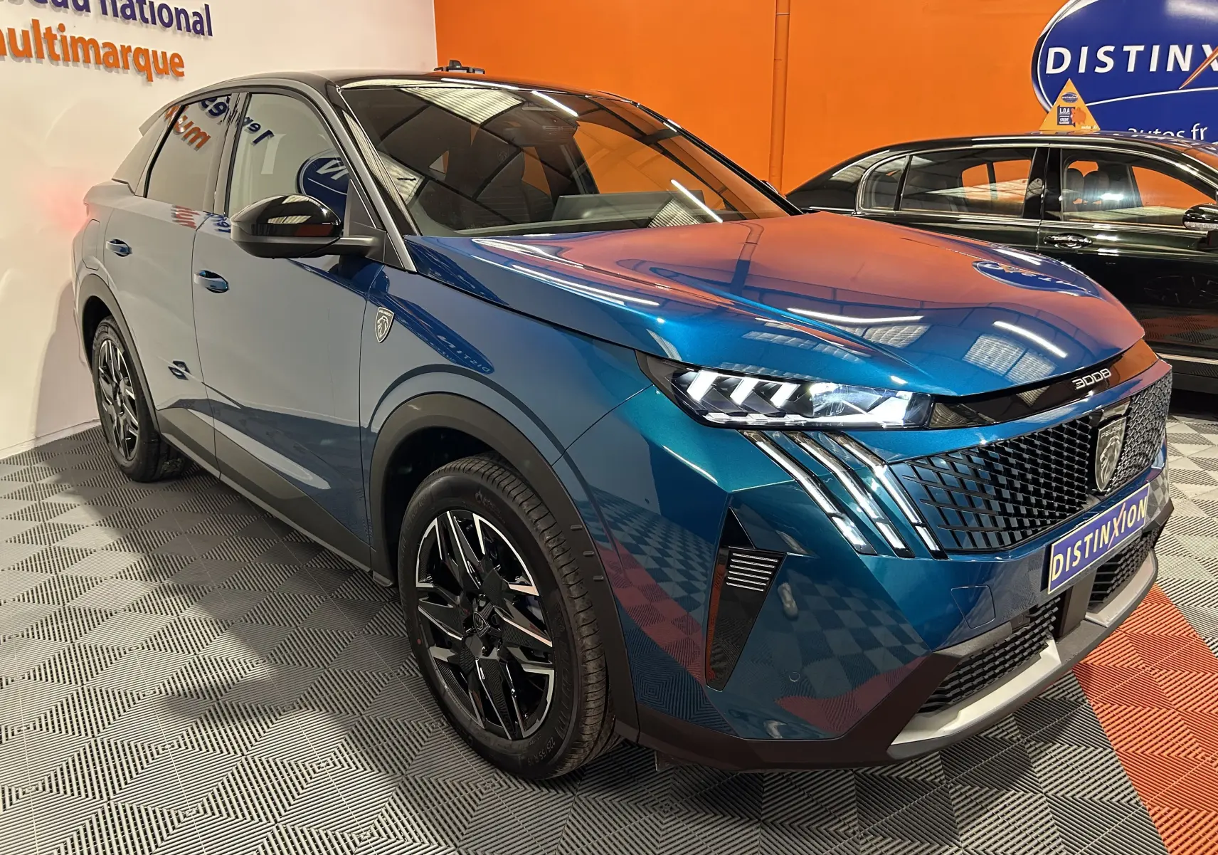 Peugeot 3008 III Hybrid bleu obsession en 3/4 avant droit, avec calandre distinctive et jantes noires.