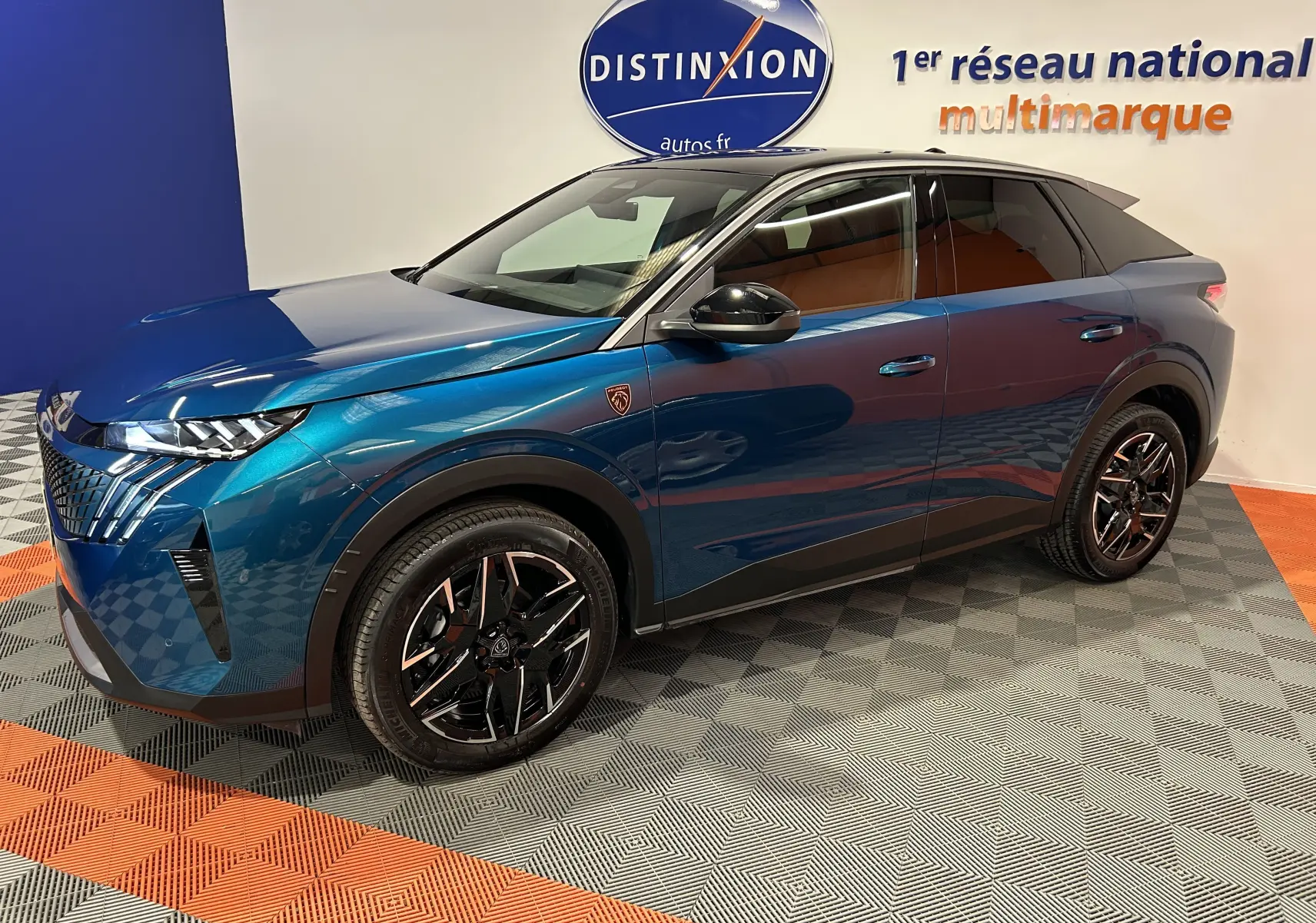 Peugeot 3008 III Hybrid bleu obsession en vue 3/4 avant droit, avec jantes noires et détails noirs brillants.