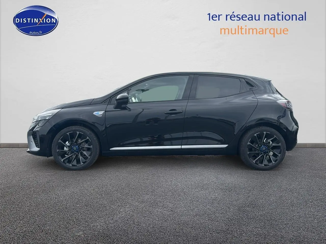 Profil côté gauche de la Renault Clio V noire étoile avec jantes alu 17 esprit alpine sur fond neutre.