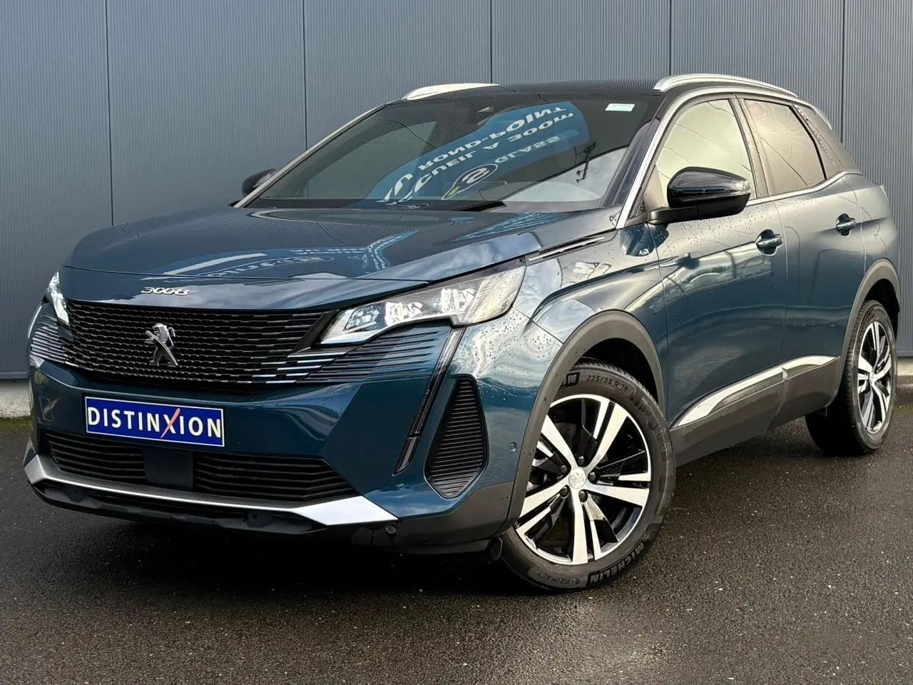 Peugeot 3008 bleu célèbes en 3/4 avant droit avec jantes bi-ton et toit noir Diamond visible.