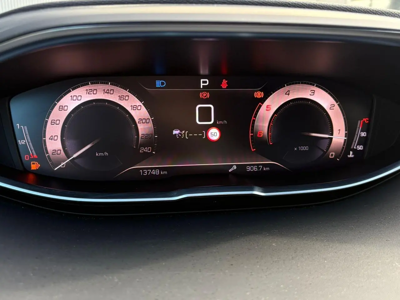 Tableau de bord numérique du Peugeot 3008 1.5 BlueHDI GT affichant la vitesse et le régime moteur.