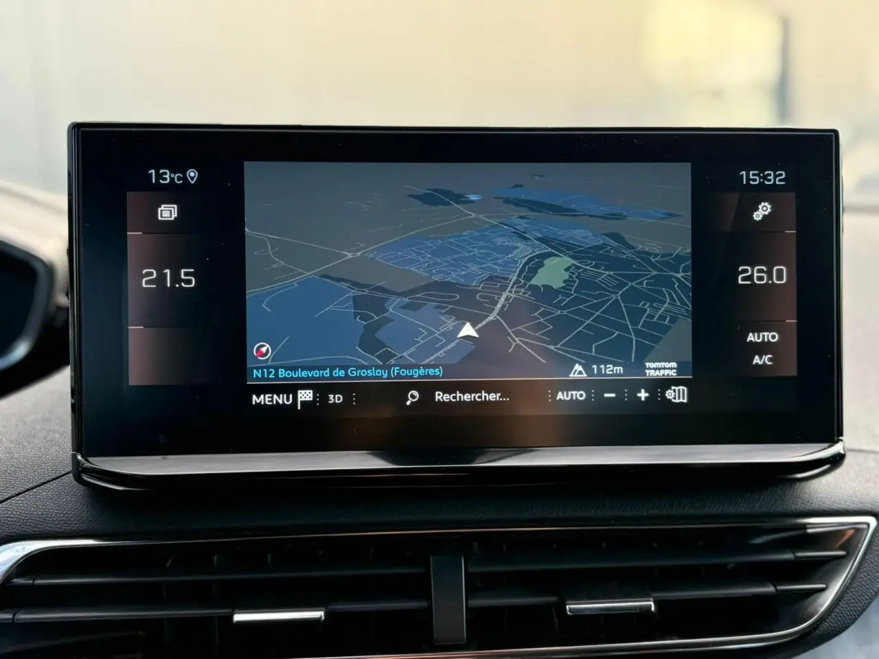 Écran tactile 10 pouces du GPS 3D du Peugeot 3008 GT 2023 avec affichage température et navigation.