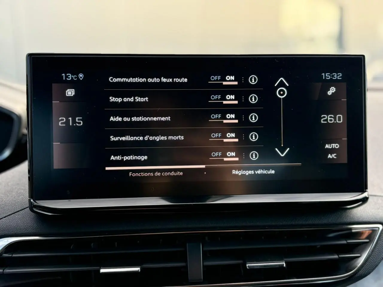 Écran tactile 10 pouces du Peugeot 3008 2023 affichant les réglages d’aide à la conduite et climatisation.