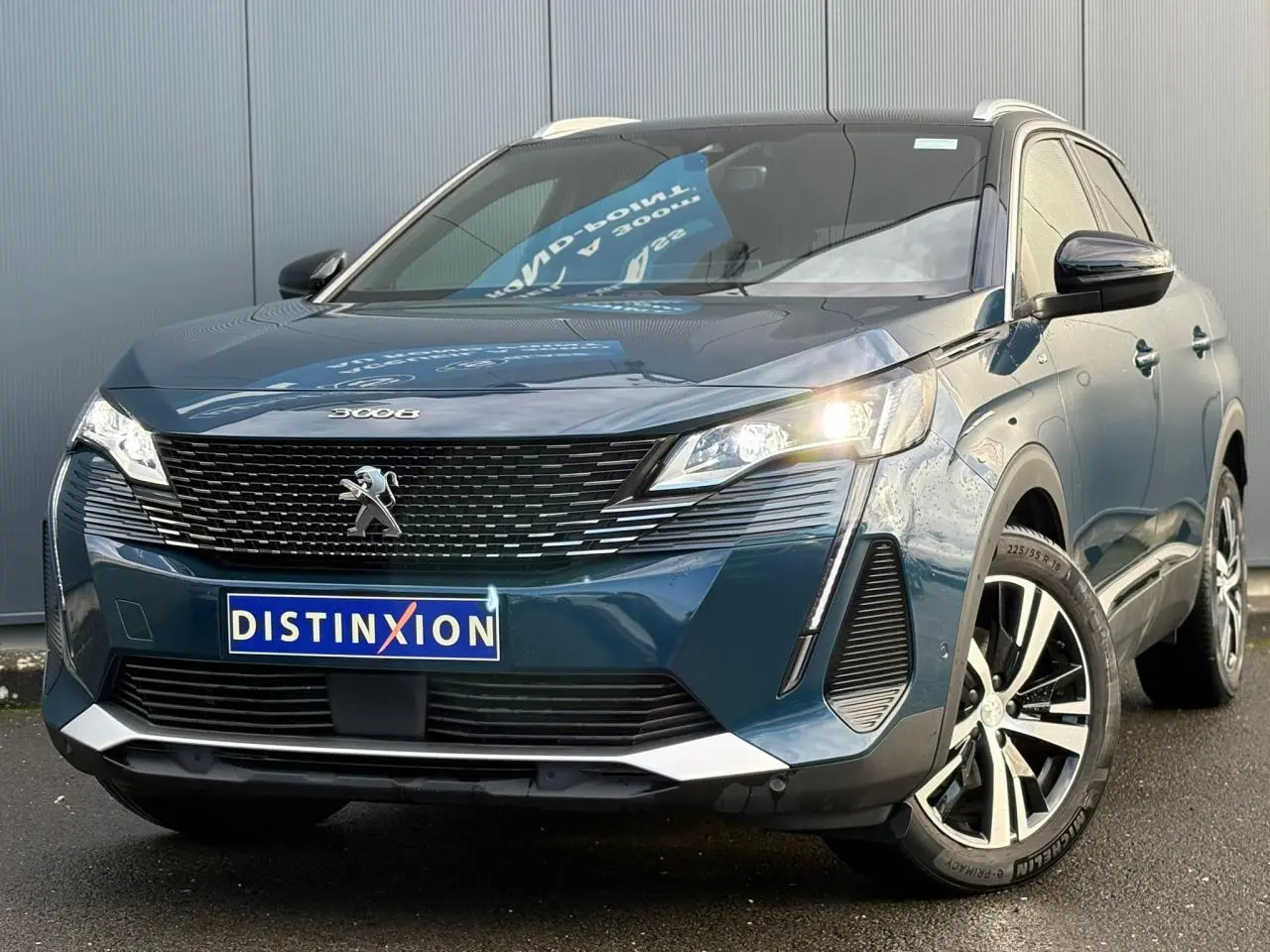 Peugeot 3008 GT bleu Célèbes en 3/4 avant droit, avec calandre noire et jantes alliage bi-ton diamantées.