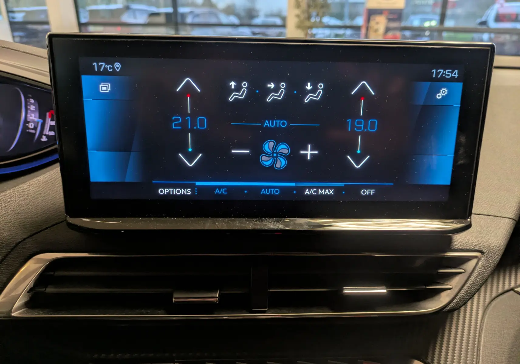 Écran tactile central affichant la climatisation bizone du Peugeot 5008 noir, vue intérieure frontale.