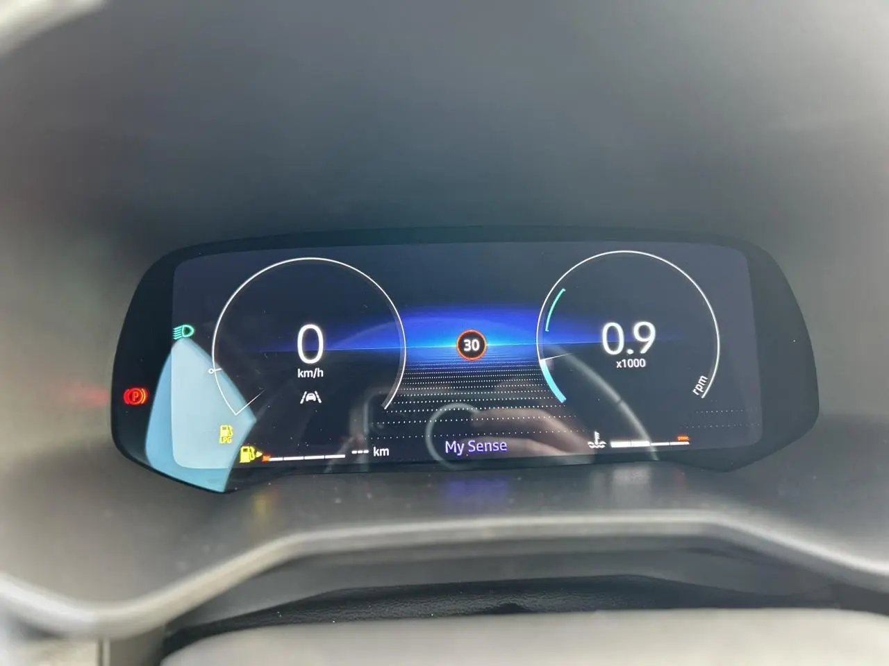 Vue rapprochée du combiné d'instrumentation numérique 10 pouces de la Renault Clio Eco-G 100 Techno affichant la vitesse et le régime moteur.