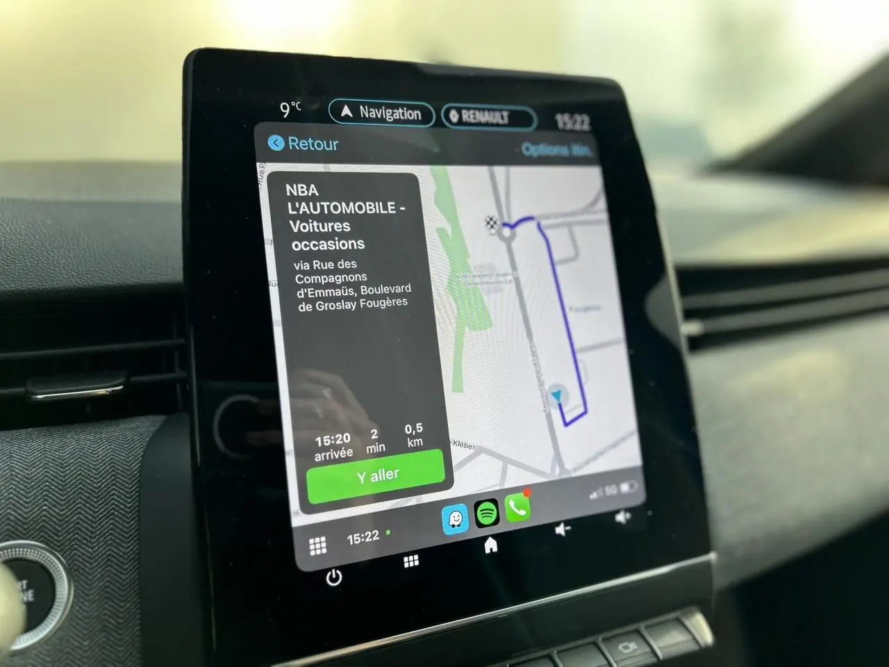 Écran tactile central du système multimédia Easy Link 9,3" de la Renault Clio 2025, affichant la navigation.