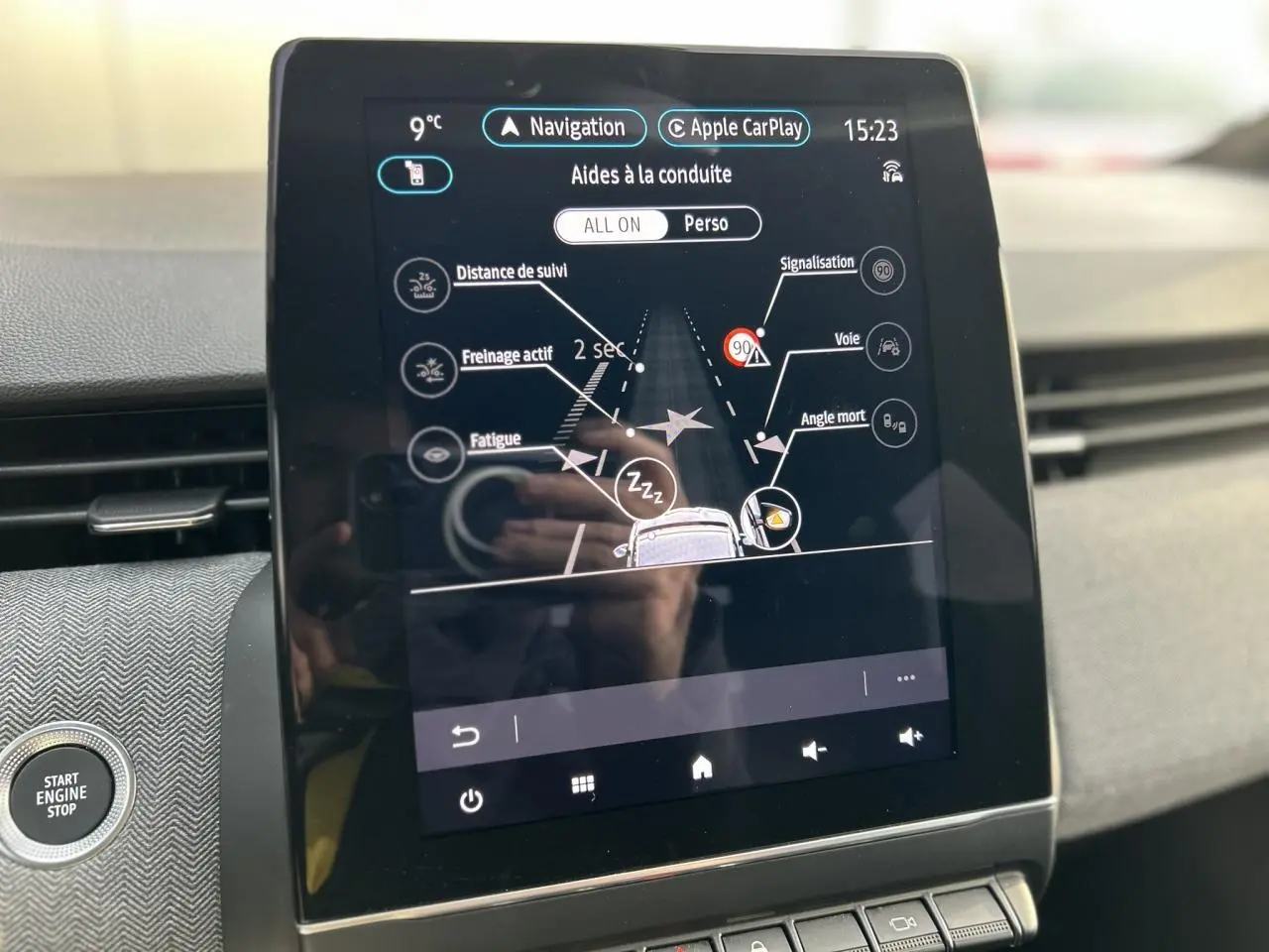 Écran tactile central de la Renault Clio 2025 affichant les aides à la conduite avec interface Apple CarPlay.