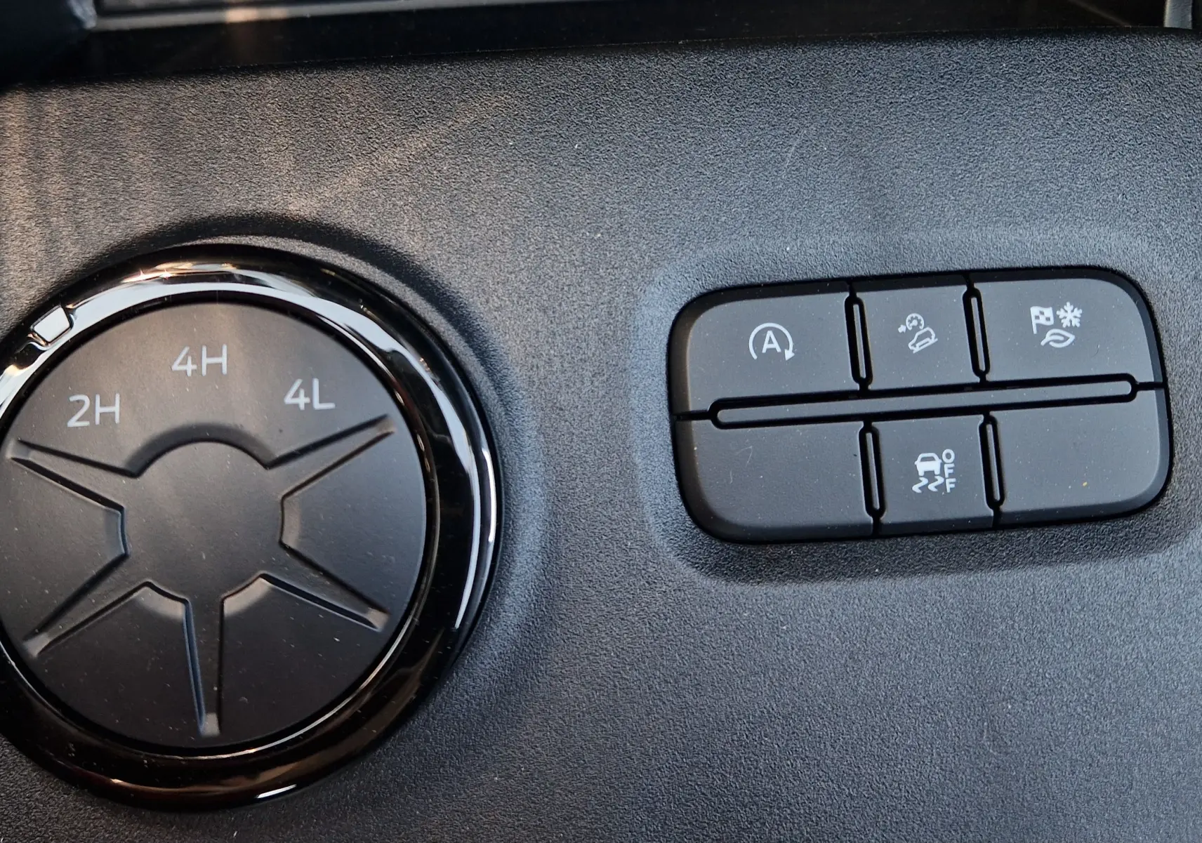 Gros plan sur la molette de sélection 4x4 et les boutons de contrôle d'assistance du Ford Ranger Super Cabine gris Iconic.